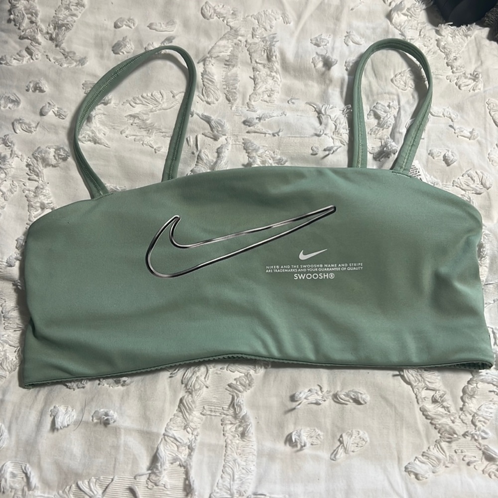 Nike spots bra- (medium).fits small